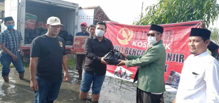 Luhur Kosmetik Bantu Warga Bugangan Demak Yang Terendam Banjir Empat Bulan