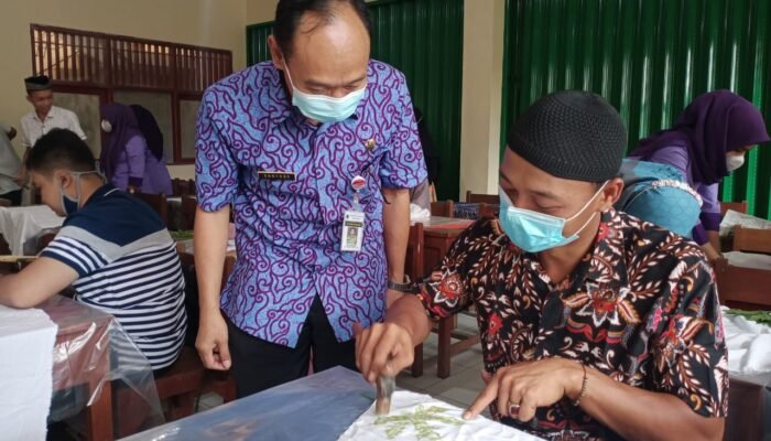 Tingkatkan Ekonomi Warga, SMK Negeri 1 Sayung Ajari Warga Membatik Teknik Echopounding