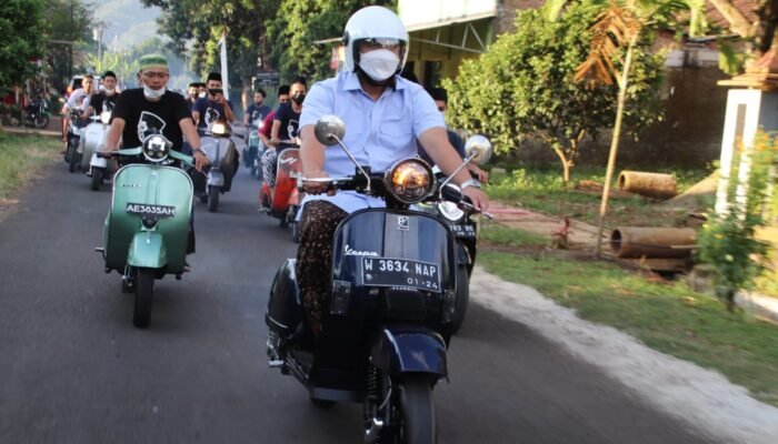 Vespa Ramadhan Gus Yasin Berbagi Takjil