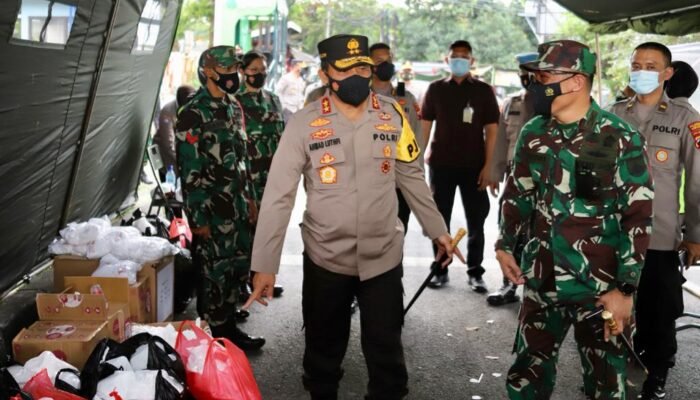 Pangdam IV Diponegoro dan Kapolda Jateng Bagikan Takjil di Seputar Simpang 4 Kagok Kota Semarang