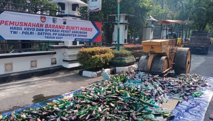 Sambut Lebaran, Ribuan Botol Miras Dimusnahkan