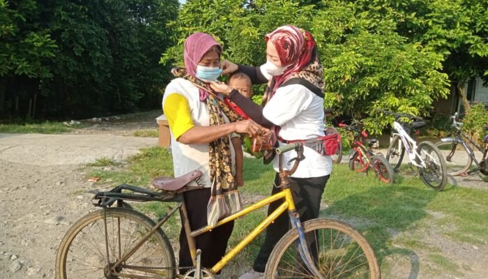 Tatiek Soelistijani, Anggota Dewan Fraksi PDI-P Demak, Bagikan Masker Untuk Warga Kendaldoyong