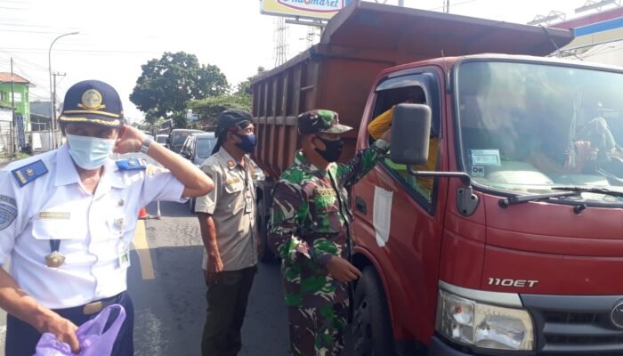 Operasi Masker, Satgas Covid-19 Kecamatan Cilacap Utara Bagikan Ratusan Nasi Bungkus