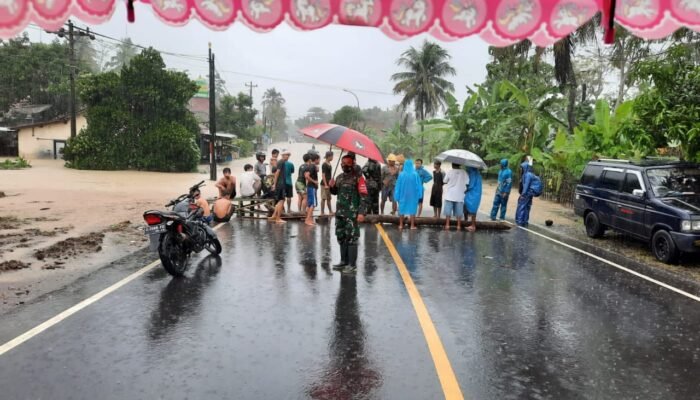 Diguyur Hujan Lebat, Akses Jalan Raya Jeruklegi Wangon Terendam Banjir