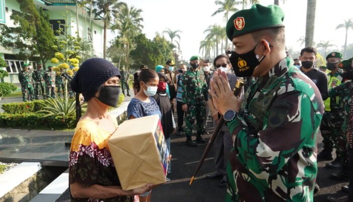 Danrem 071/Wijayakusuma, Salurkan Bantuan Beras kepada Masyarakat Terdampak PPKM Darurat di Wilayahnya