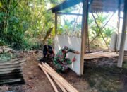 Tak Layak Huni, Babinsa Bunton Bersama Warga Bedah Rumah Milik Ibu Rubes