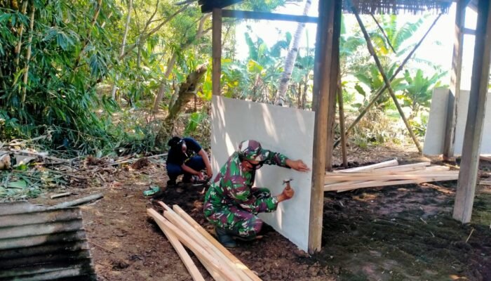 Tak Layak Huni, Babinsa Bunton Bersama Warga Bedah Rumah Milik Ibu Rubes