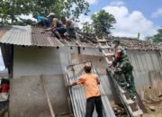 Babinsa Komsos dengan Warga Melalui Gotong Royong