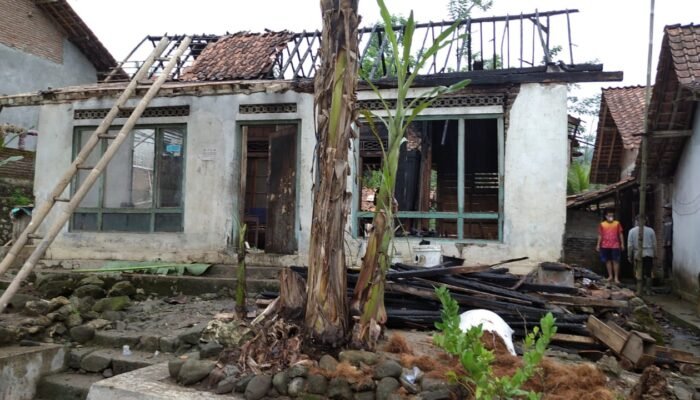 Rumah Aswen Karangkemojing Gumelar Terbakar, Diduga Akibat Korsleting Listrik