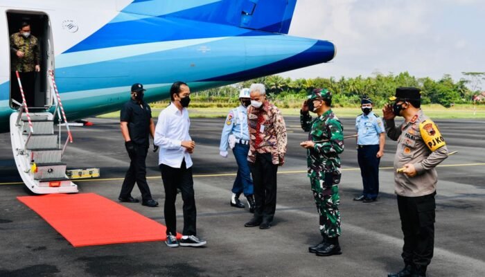 Kunjungan ke Cilacap, Presiden Tanam Mangrove, Tinjau Vaksinasi, Hingga Lepas Tukik