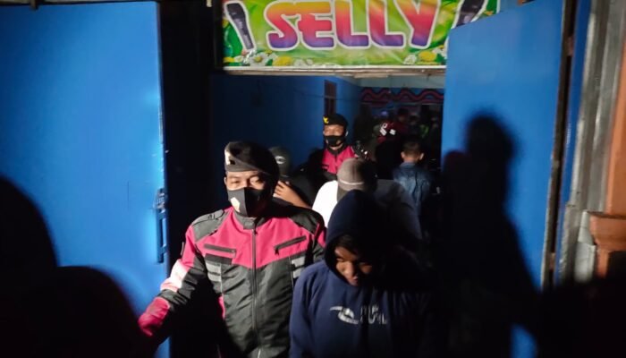 Razia Tempat Hiburan Malam, Polisi Amankan Belasan Wanita Pemandu Karaoke