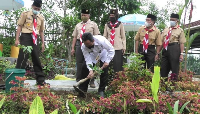 Sako Ma’arif Banyumas Tanam Pohon Kopi Robusta