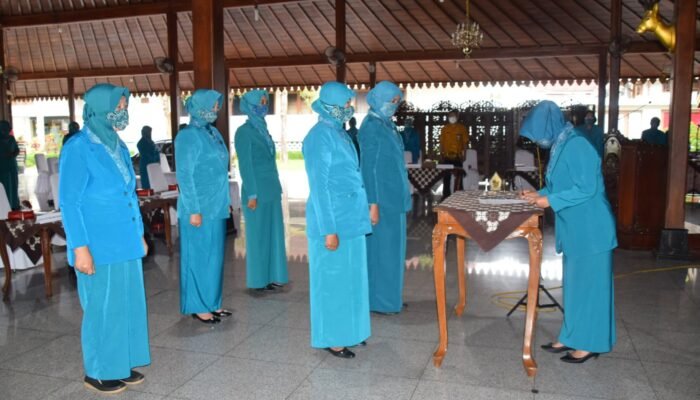 Ny Erna Husein Lantik 5 Ketua TP PKK Kecamatan, Harapkan Menjadi Contoh Prokes