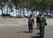 Dandim Cilacap Meninjau Lokasi Jebolnya Tanggul di Sepanjang Pantai Kemiren dan Tegalkamulyan