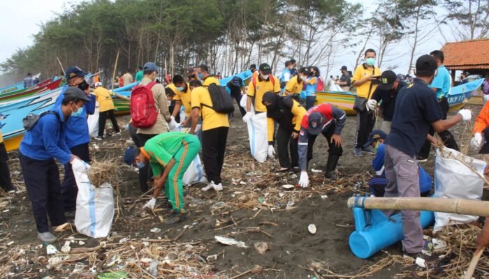 Prajurit Kodim Cilacap Bantu Bersih-bersih Pantai Kemiren