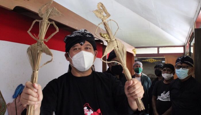 Berkunjung Ke Museum Wayang, Bupati Mainkan Wayang Suket