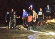 Pramuli Kwarran Gumelar Bantu Evakuasi Orang Hanyut Di Sungai