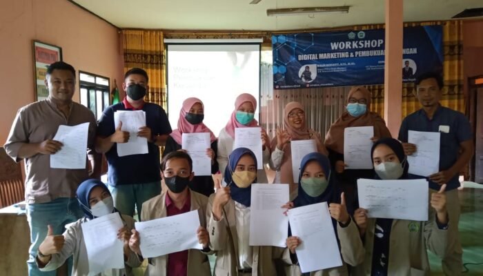 STIE Tambara Gebrak Pengelolaan Manajemen Keuangan dan Digital Marketing Pelaku Ekraf di Desa Pagak