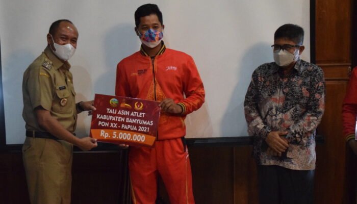 Pemkab Banyumas Serahkan Tali asih Untuk Atlet PON Papua