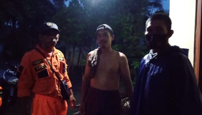 Terjebak Banjir, 30 Menit Seorang lelaki Panjat Pohon Menunggu Evakuasi