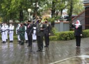 Diguyur Hujan, Tak Surutkan Tekad Aparat TNI-Polri dan Pelajar, Hormati Jasa Pahlawan di TMP Surengrono