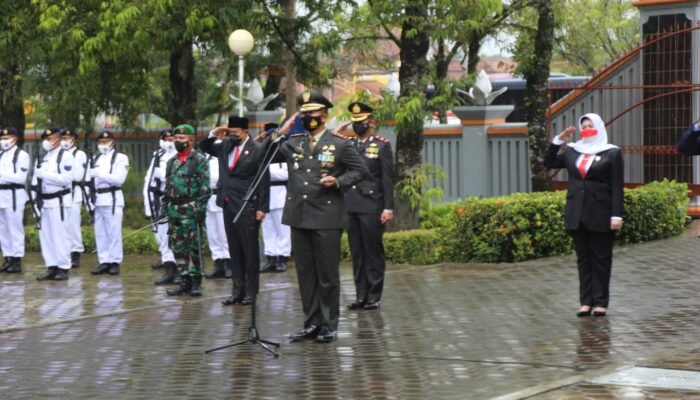 Diguyur Hujan, Tak Surutkan Tekad Aparat TNI-Polri dan Pelajar, Hormati Jasa Pahlawan di TMP Surengrono