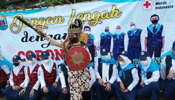 Gunakan Kostum Gatotkaca, PMR SMP Negeri 3 Bawang Banjarnegara Blusukan ke Pasar Sosialisasikan Prokes
