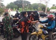 Berbagi di Bulan Ramadhan, Pemuda Pancasila Bagikan 1000 Takjil Kepada Pengendara yang Melintasi Tugu
