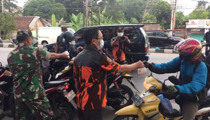 Berbagi di Bulan Ramadhan, Pemuda Pancasila Bagikan 1000 Takjil Kepada Pengendara yang Melintasi Tugu