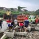 Petugas DLH Kota Semarang membersihkan timbunan sampah yang menghambat aliran sungai untuk mencegah banjir.