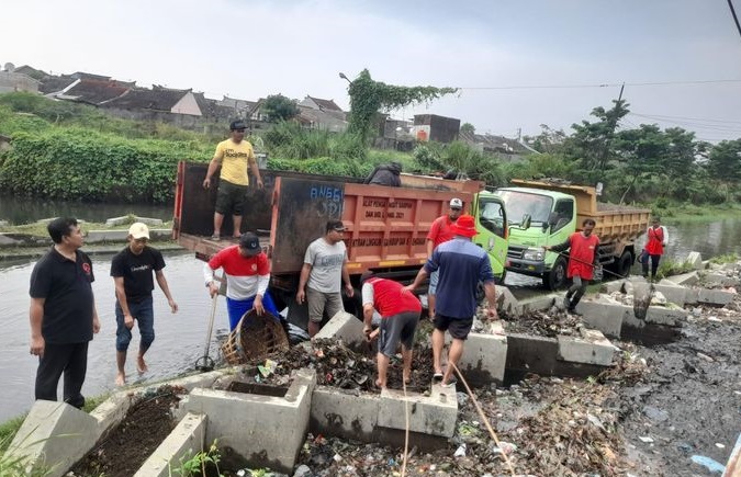 Petugas DLH Kota Semarang membersihkan timbunan sampah yang menghambat aliran sungai untuk mencegah banjir.