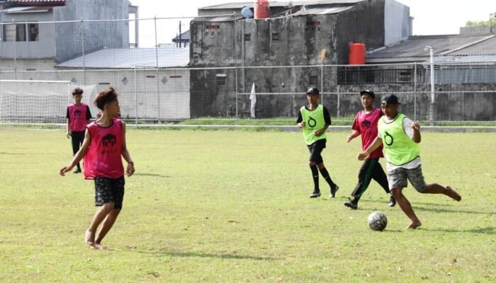 Meriahkan Hari Pelajar Internasional, Pena Mas Ganjar Ajak Santri di Karanganyar Bermain Fun Football