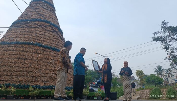Percantik Libur Nataru. Pohon Natal Enceng Gondok Saloka Raih Rekor Dunia