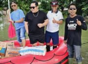 Gelar Bakti Sosial, Kisworo Rudiyanto Terjun Langsung Bagikan Sembako di Lokasi Bencana Banjir