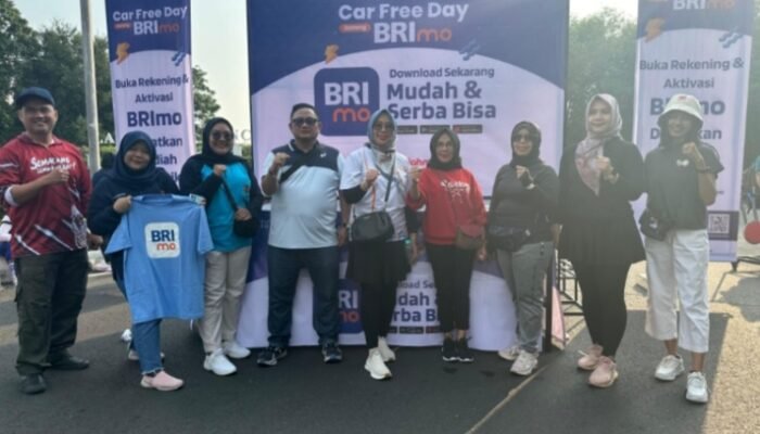 Ajak Selamatkan Bumi, DLH Bagikan Ratusan Bibit Tanaman kepada Pengunjung CFD di Semarang