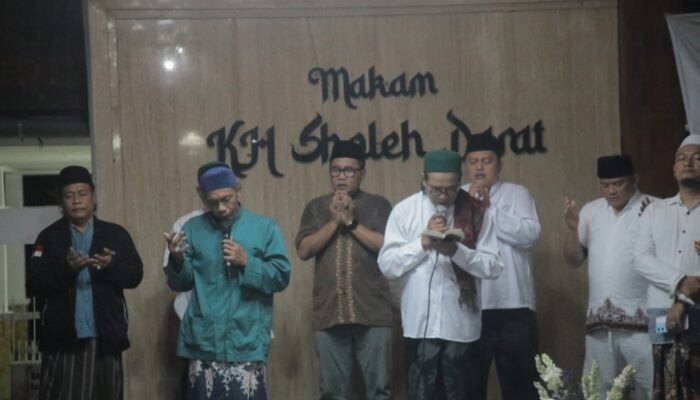 Ziarah ke Makam KH Sholeh Darat, Relawan Doakan Kemenangan Agustina dan Iswar di Pilwakot Semarang