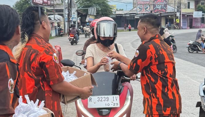 Pemuda Pancasila PAC Purwareja Klampok Berbagi Takjil di Pertigaan Terminal Klampok