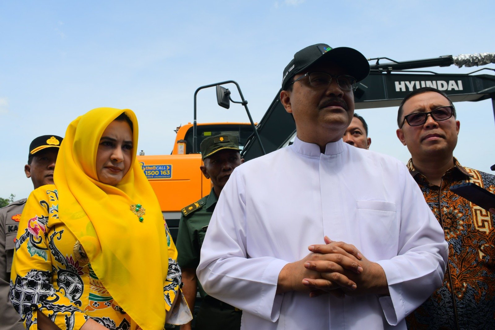 Bupati Pekalongan saat terima bantuan alat berat dari Kementrian Sosial RI
