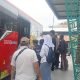 Sejumlah pelajar saat hendak naik bus Trans Jateng di Pasar Godong, Grobogan yang dikelilingi penjual miras, Senin (14/4/2025).(mediajateng.net)