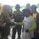 Bupapti Farida saat bantu pedagang pasar