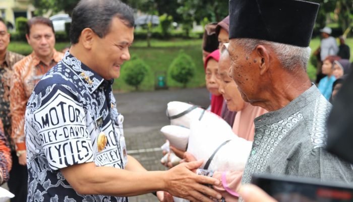 Ringankan Beban Warga, Ahmad Luthfi Serahkan Bantuan 6 Ton Beras kepada Kelompok Rentan