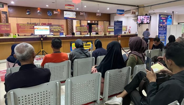 Pelayanan Publik Tetap Maksimal, Warga Antusias Bayar Pajak di Samsat Semarang II