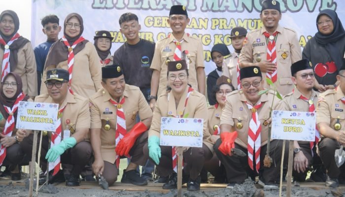 Pemkot Semarang Tanam 10.000 Mangrove di Tugurejo, Peringati Hari Pramuka ke-64