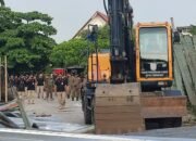 Petugas Gabungan Bongkar Bangunan Liar di Samping The Park Mall Semarang
