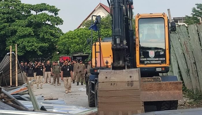 Petugas Gabungan Bongkar Bangunan Liar di Samping The Park Mall Semarang
