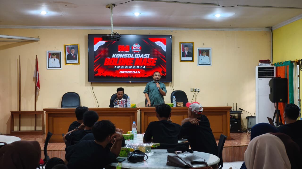 Koordinator Nasional Kuat Hermawan Santoso saat memberikan pengarahan strategis dalam acara Konsolidasi Relawan Bolone Mase Indonesia Grobogan di Rumah Kedelai Grobogan.